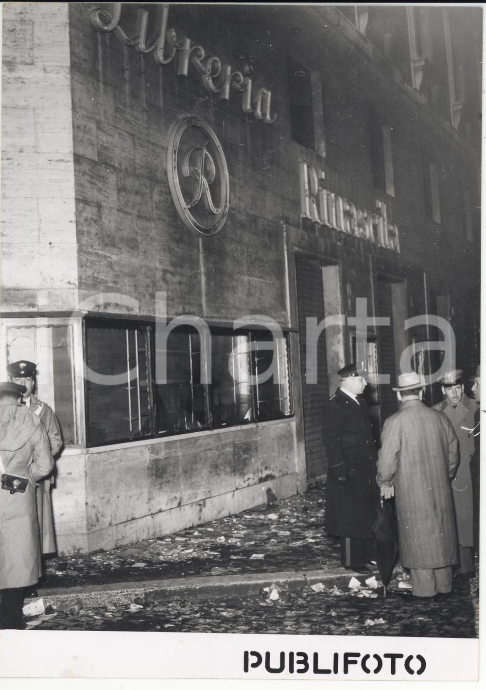 Fotografia d epoca originale 1955 ROMA Via delle Botteghe Oscure Assalto neofascista alla libreria RINASCITA 1