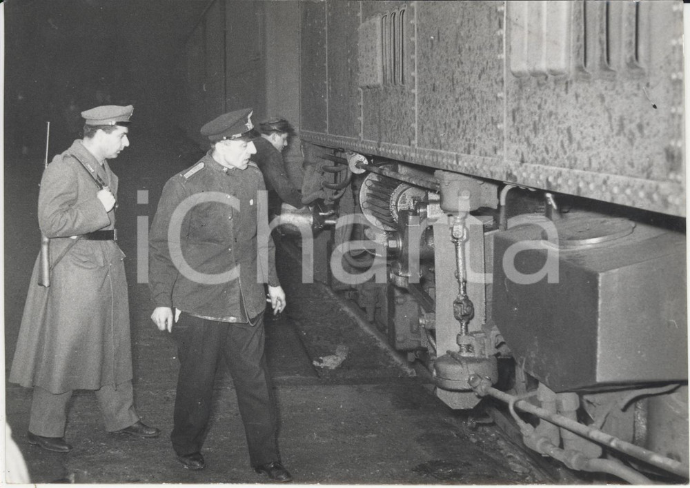Fotografia d epoca originale 1953 MILANO Sciopero Generale  Maresciallo del Genio controlla locomotiva Foto 1