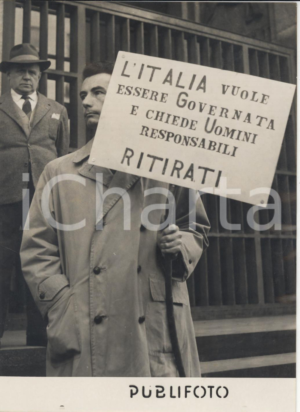 Fotografia d epoca originale 1954 MILANO Processo DE GASPERI  GUARESCHI Sostenitore con cartello d accusa 1