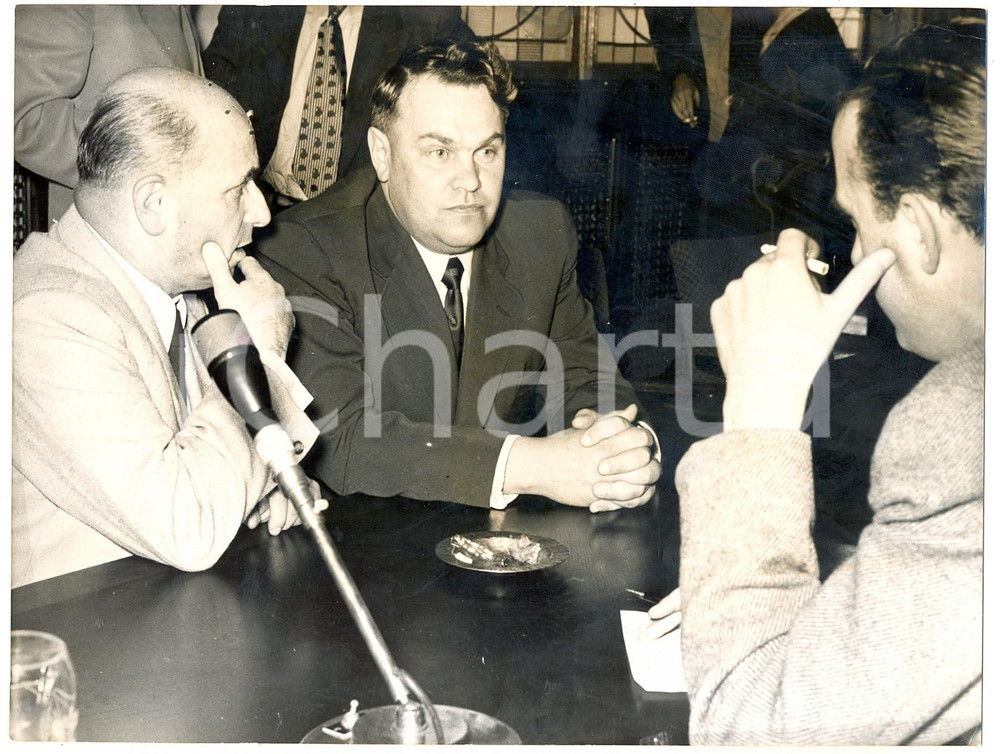 Fotografia d epoca originale 1953 WEST BERLIN Former Soviet Commander Roshdnin speaking to journalists Photo 1