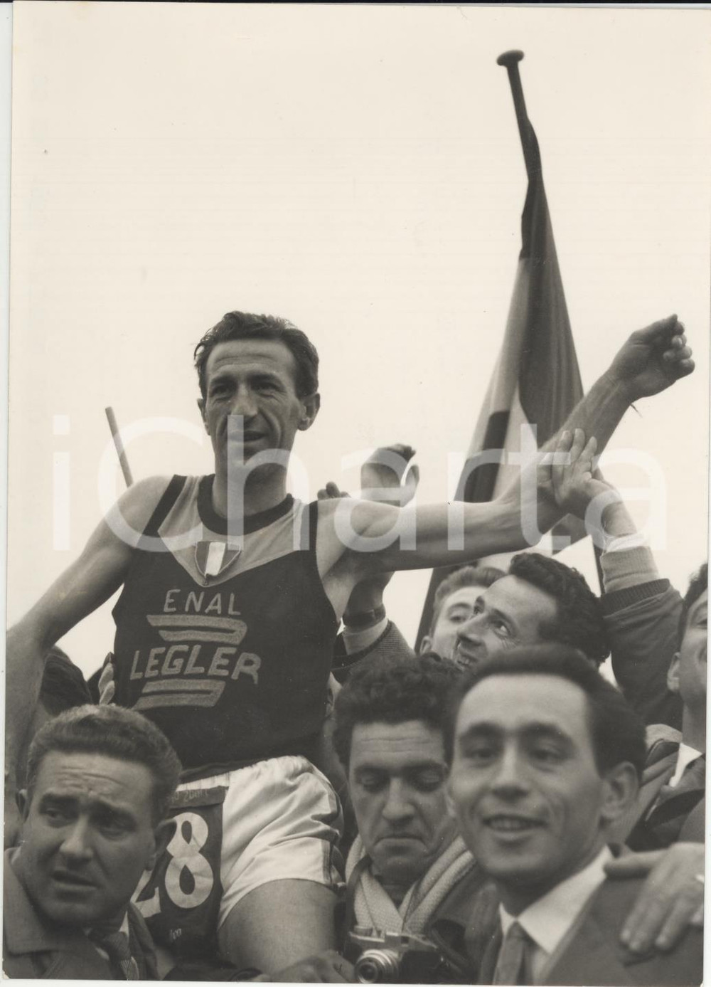 Fotografia d epoca originale 1955 CENTO CHILOMETRI DI SEREGNO Pietro ROTA portato in trionfo Foto 13x18 cm 1