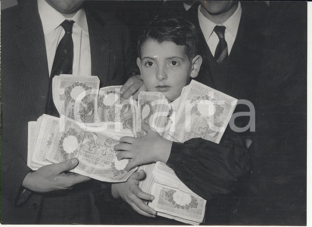 Fotografia d epoca originale 1963 MONZA Sequestro RATTI  Paolo RATTI stringe il riscatto dopo la liberazione 1