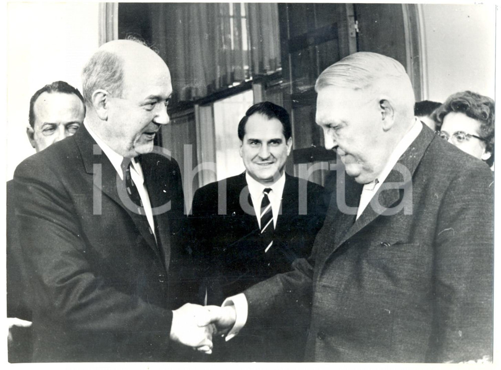 Fotografia d epoca originale 1963 BONN Ludwig ERHARD stringe la mano a Dean RUSK Foto 18x13 cm 1