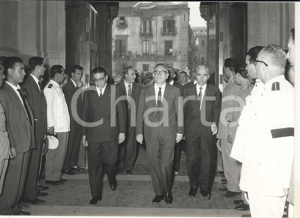 Fotografia d epoca originale 1963 PALERMO Funerali Strage di Ciaculli  Mariano RUMOR entra nella Cattedrale 1