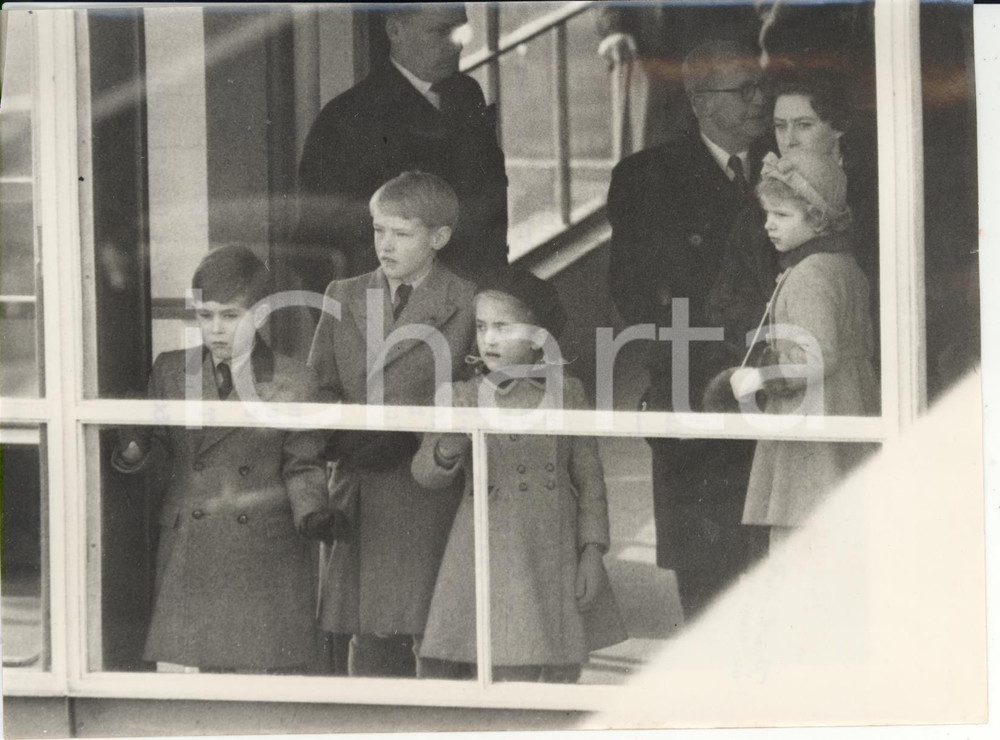 Fotografia d epoca originale 1956 LONDON Airport Prince CHARLES and Princess ANNE waiting Royal plane Photo 1
