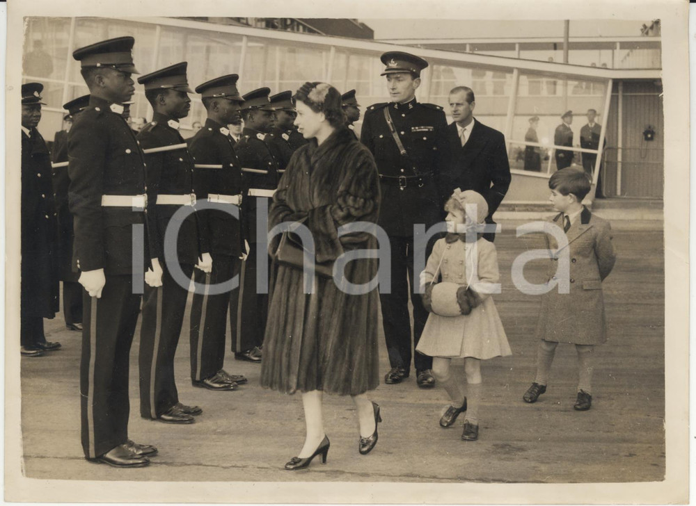 Fotografia d epoca originale 1956 LONDON Queen ELIZABETH inspecting the Guard of Honour of Nigeria Photo 1