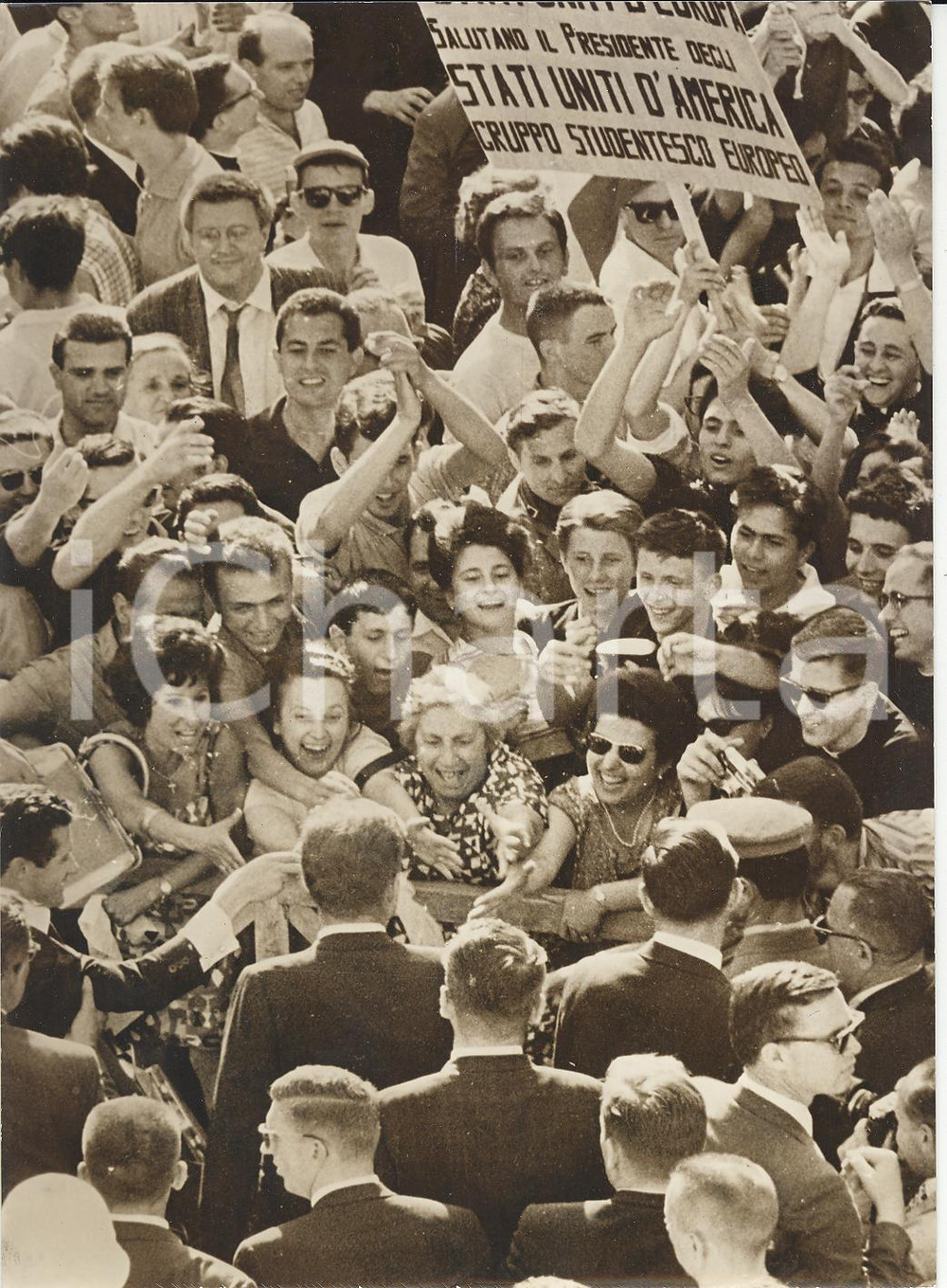 1963 ROMA Folla in visibilio per il presidente John Fitzgerald KENNEDY *Foto