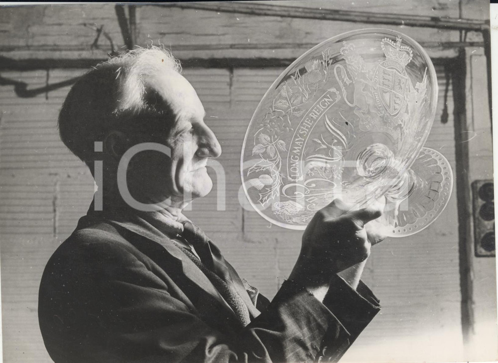 Fotografia d epoca originale 1953 STOURBRIDGE F.C SHOTTON examines a piece of Coronation glassware Photo 1