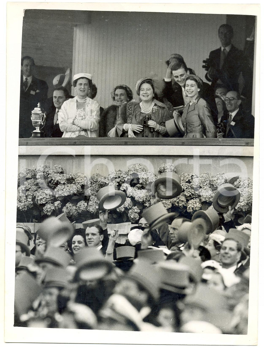 Fotografia d epoca originale 1953 ASCOT DERBY Royal Family smiling greet choir boy s victory Photo 15x20 cm 1