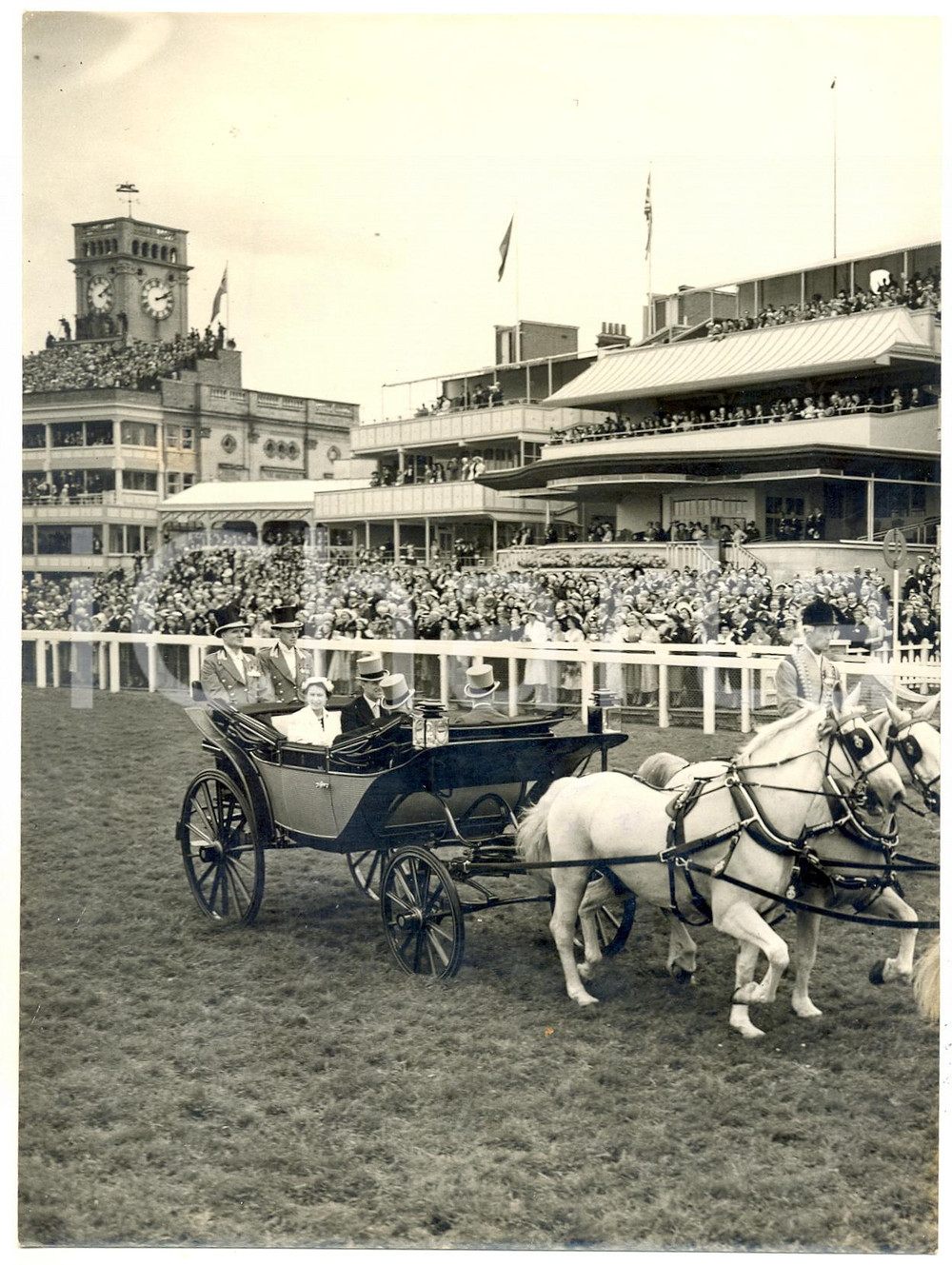 Fotografia d epoca originale 1953 ASCOT DERBY Royal Gold Cup Day  Queen ELIZABETH in an open carriage Photo 1