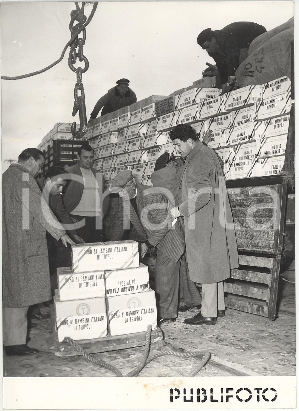 Fotografia d epoca originale 1956 NAPOLI Imbarco doni per bambini italiani di Tripoli su piroscafo ARGENTINA 1