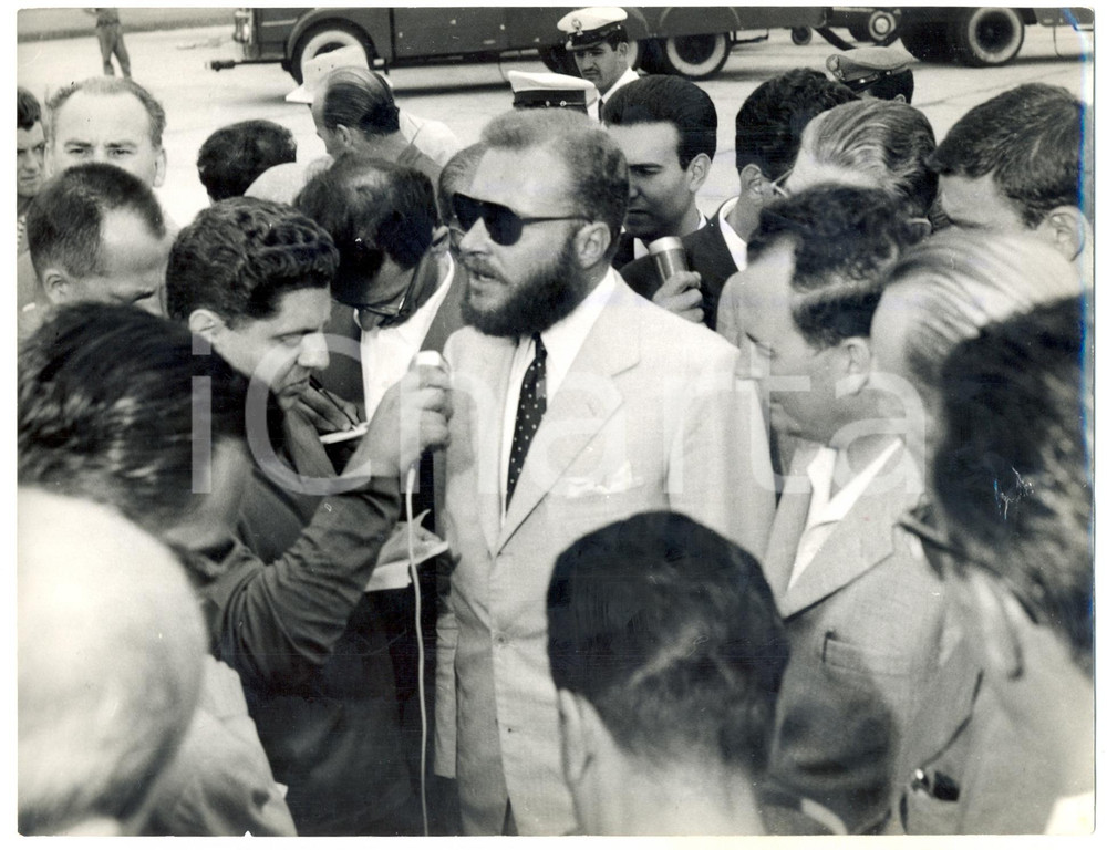 Fotografia d epoca originale 1959 MILANO  Spedizione Karakorum  Guido MONZINO accolto dai giornalisti Foto 1