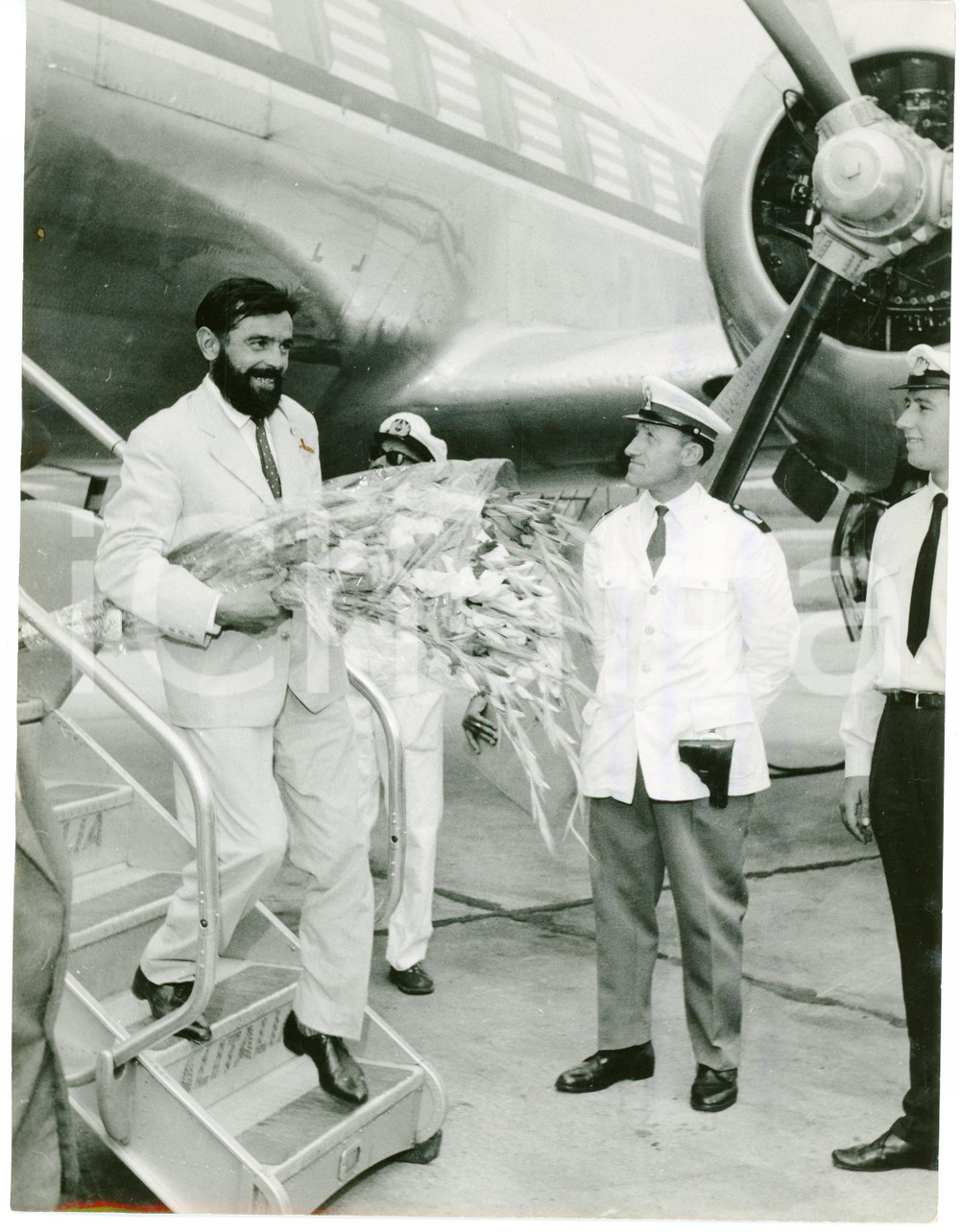 Fotografia d epoca originale 1959 MILANO Camillo PELLISSIER atterra a Malpensa dopo conquista del Kanjut Sar 1