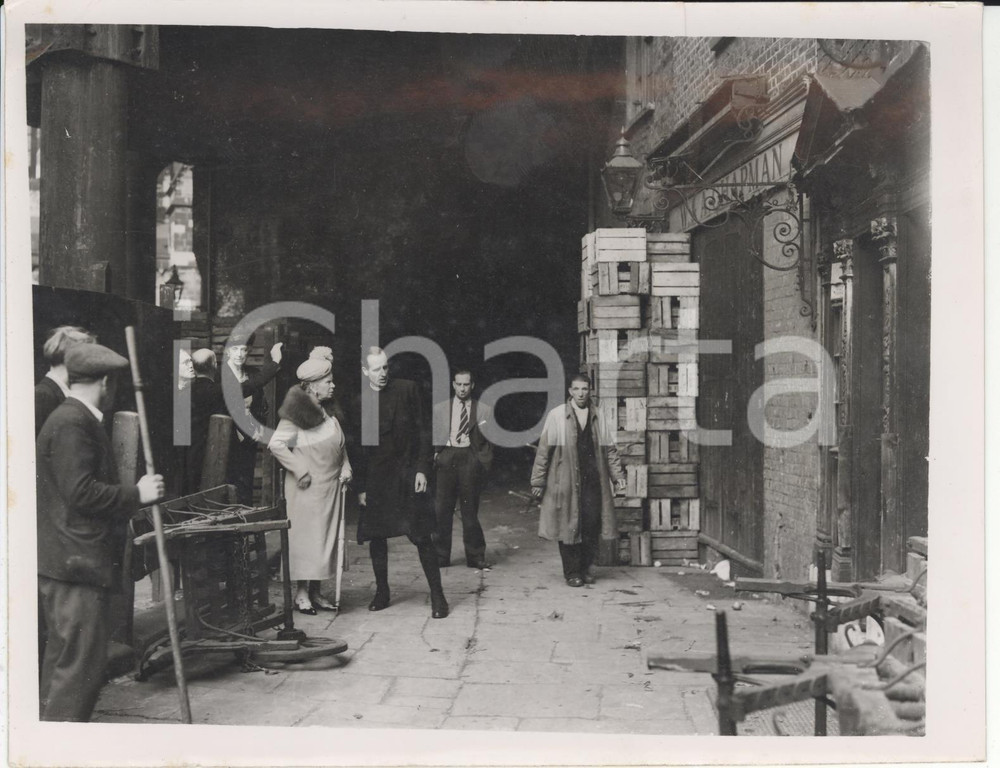 Fotografia d epoca originale 1947 LONDON Southwark Queen Mary Cuthbert BARDSLEY looking an ancient house Foto 1