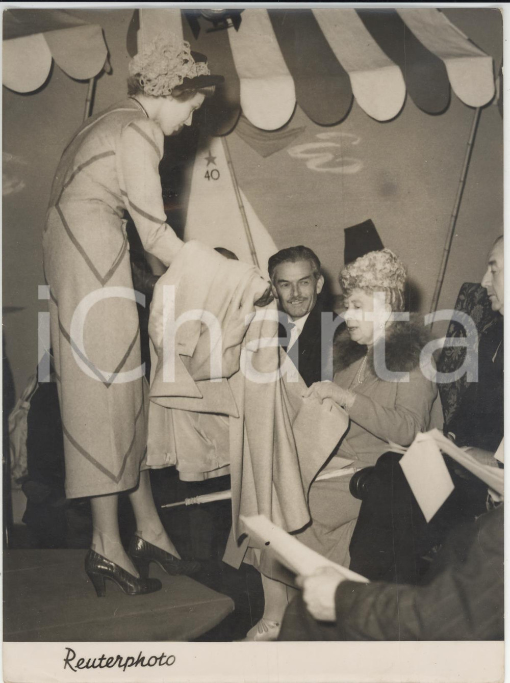 Fotografia d epoca originale 1949 LONDON International Wool Secretariat  Queen Mary inspecting a coat Photo 1