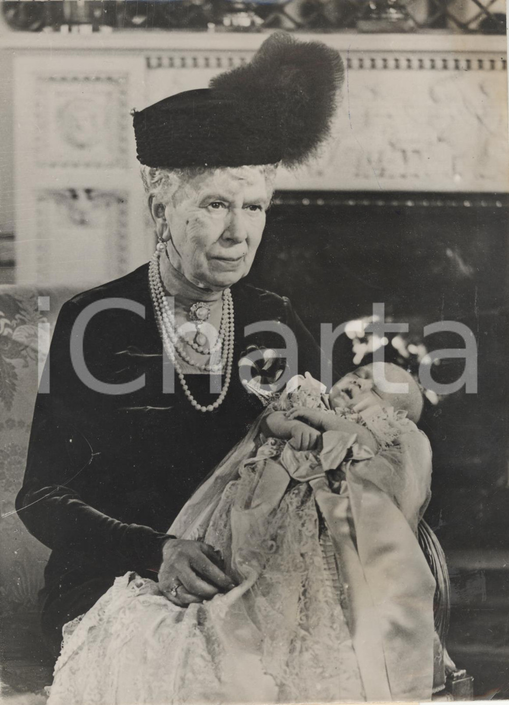 Fotografia d epoca originale 1948 LONDON Queen Mary with her grandchild Prince Charles of WALES Photo 15x20 1