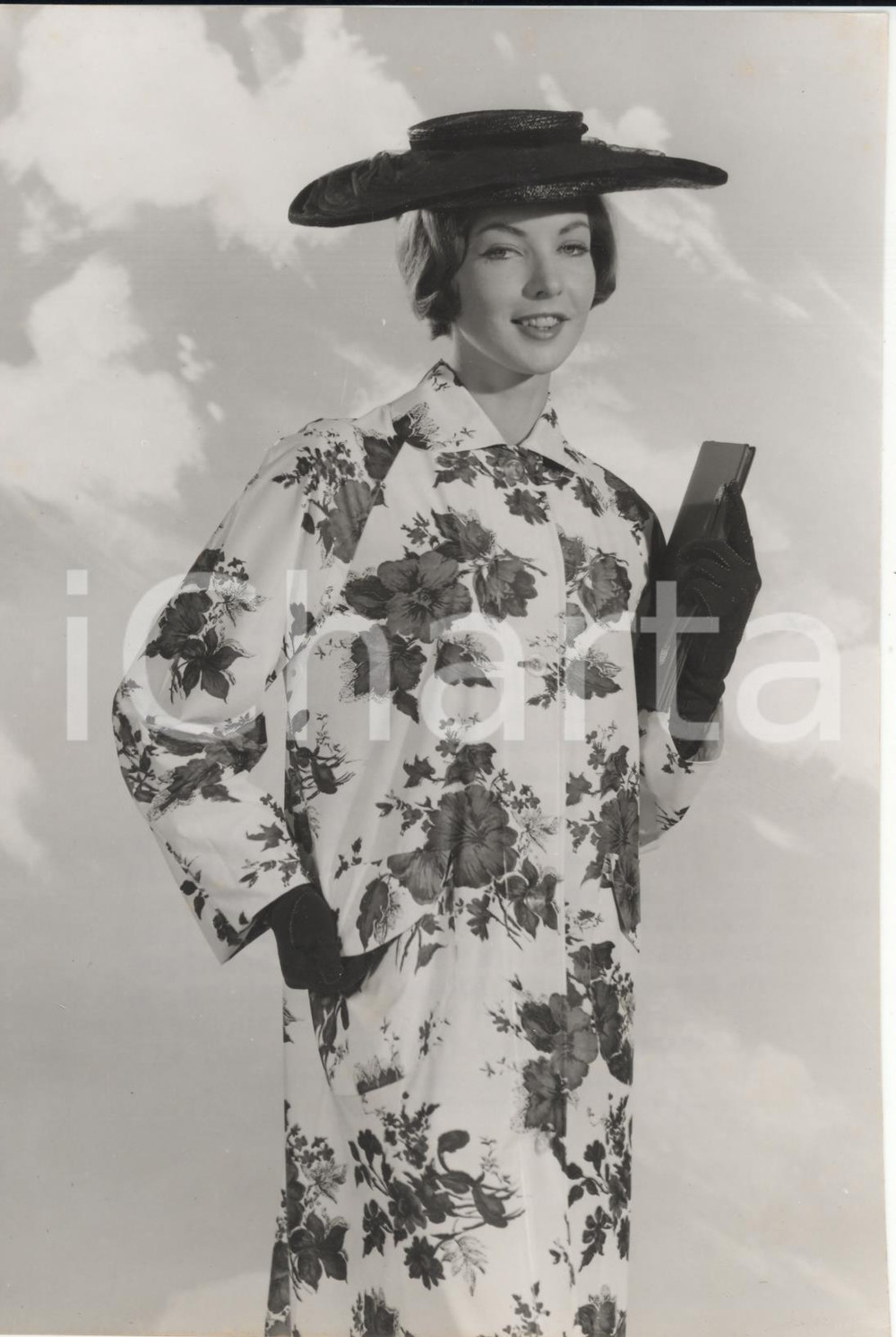 Fotografia d epoca originale 1958 LONDON Model wearing a raincoat with black petunia Photo Fashion 15x20 cm 1