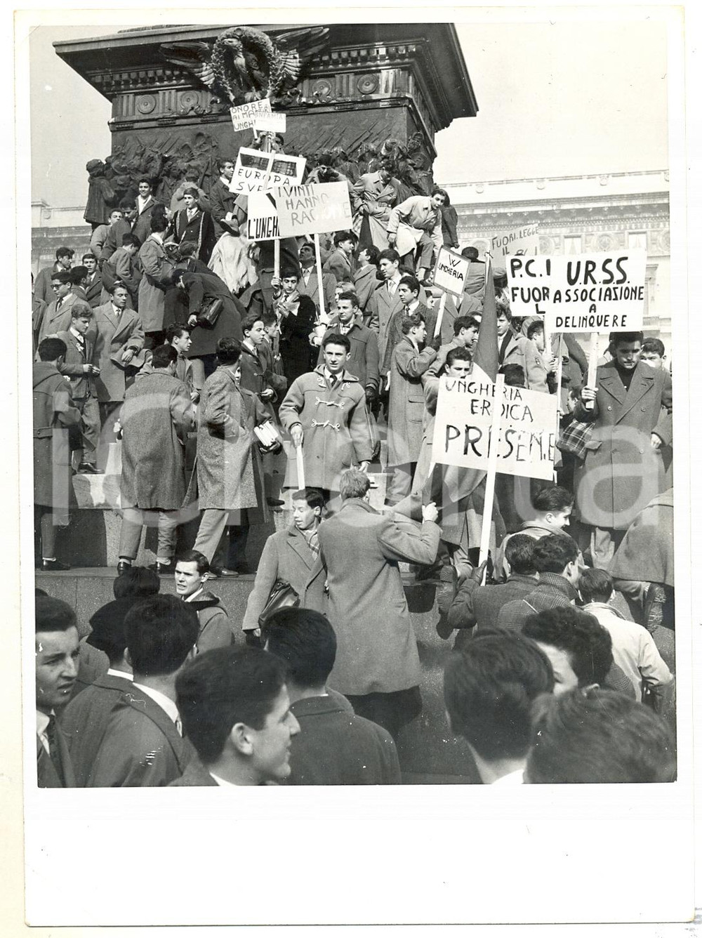 Fotografia d epoca originale 1956 MILANO Piazza Duomo  Manifestazione a sostegno della Rivoluzione Ungherese 1