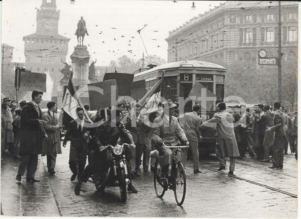Fotografia d epoca originale 1956 MILANO Largo Cairoli Manifestazione a sostegno della Rivoluzione Ungherese 1