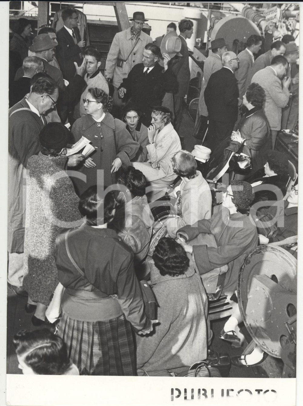 Fotografia d epoca originale 1956 NAPOLI  CRISI DI SUEZ  Rifugiati americani sbarcano da GENERAL PATCH Foto 1