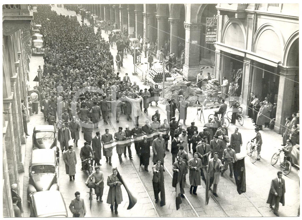 Fotografia d epoca originale 1953 BOLOGNA Manifestazione studentesca a sostegno della città  di Trieste Foto 1