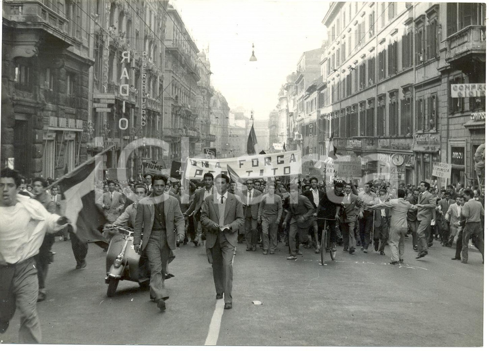 Fotografia d epoca originale 1953 ROMA Questione triestina  Manifestazione contro il maresciallo TITO Foto 1