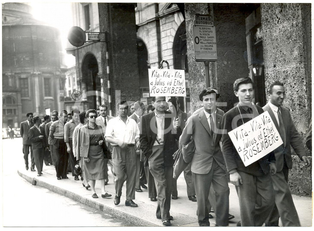 Fotografia d epoca originale 1953 MILANO Manifestazione a sostegno di Ethel e Julius ROSEMBERG Foto 18x13 1
