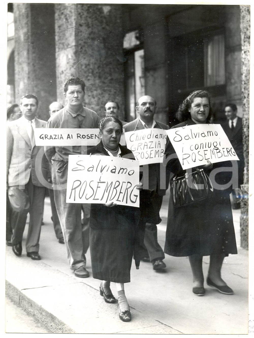Fotografia d epoca originale 1953 MILANO Manifestazione a sostegno di Ethel e Julius ROSEMBERG Foto 13x18 1