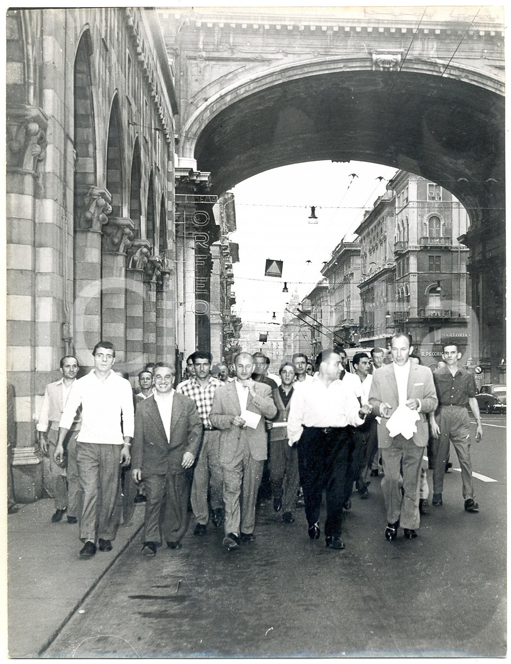 Fotografia d epoca originale 1955 ca GENOVA Via XX Settembre  Corteo dei panettieri in sciopero Foto 18x24 1