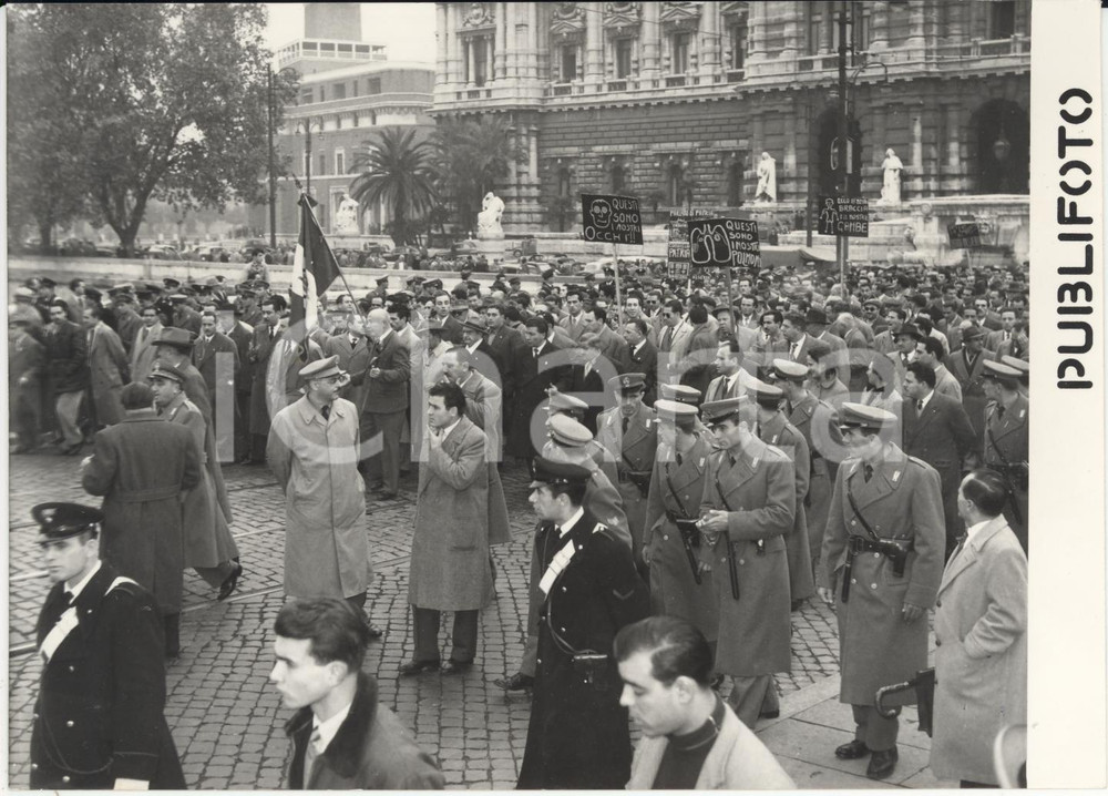 1954 ROMA Manifestazione mutilati pro tredicesima mensilità *Foto 18x13 cm