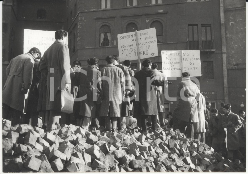 Fotografia d epoca originale 1958 ROMA Manifestazione degli studenti di architettura contro l esame di Stato 1