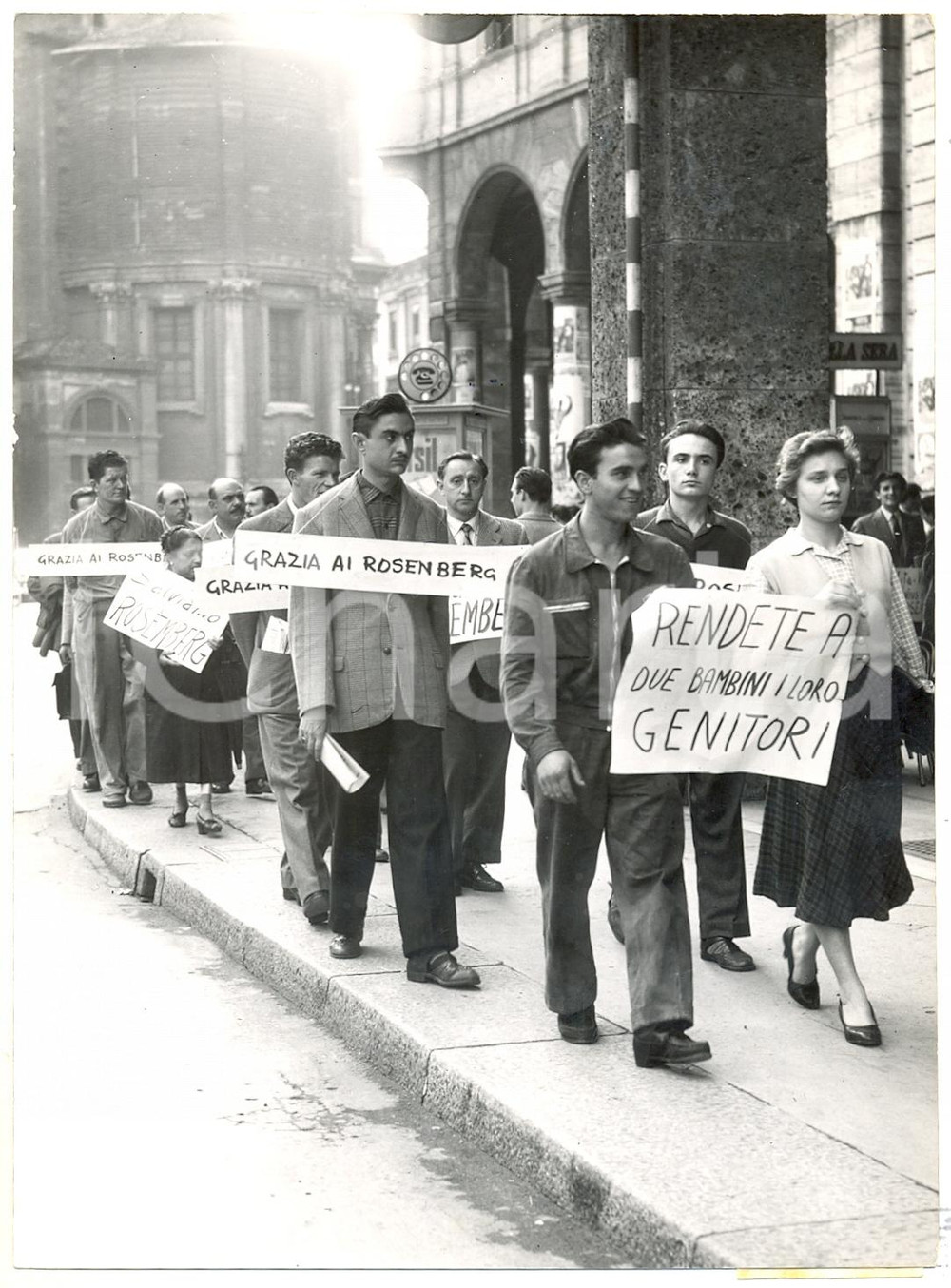 Fotografia d epoca originale 1953 MILANO Manifestazione per la grazia a Ethel e Julius ROSEMBERG Foto 1