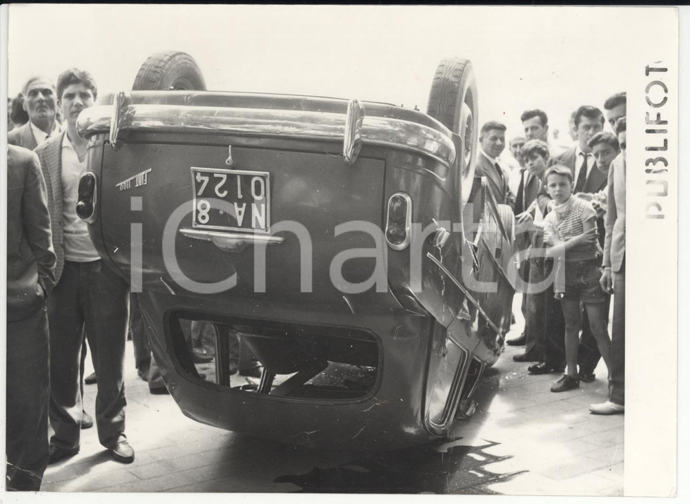 Fotografia d epoca originale 1956 NAPOLI Via Caracciolo  Folla di curiosi guarda FIAT 1100 ribaltata Foto 1