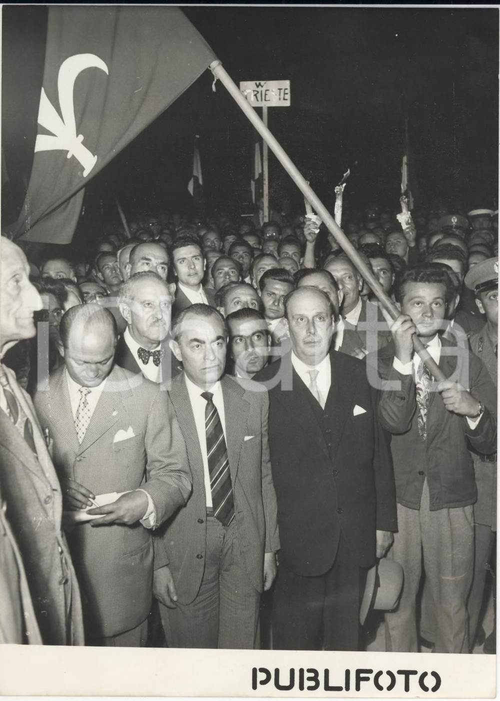 Fotografia d epoca originale 1955 ROMA Salvatore REBECCHINI manifesta per il ritorno di Trieste all Italia 1