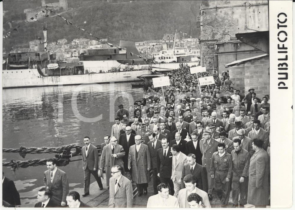 Fotografia d epoca originale 1956 NAPOLI Giovanni GRONCHI visita i cantiere della Navalmeccanica Foto 18x13 1