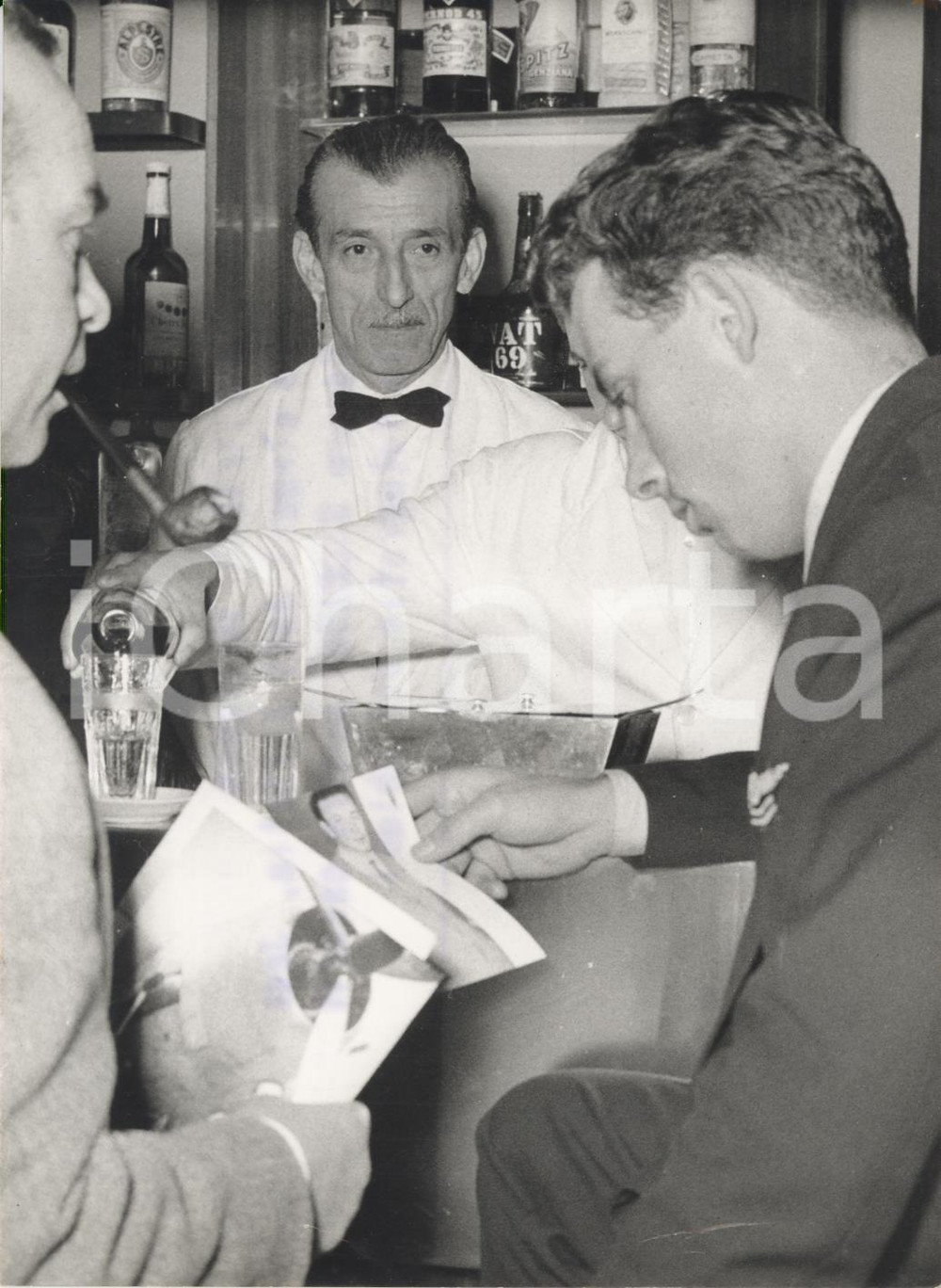 Fotografia d epoca originale 1958 MILANO Malpensa Cesare SACCAGGI osserva le fotografie di Raoul GHIANI Foto 1