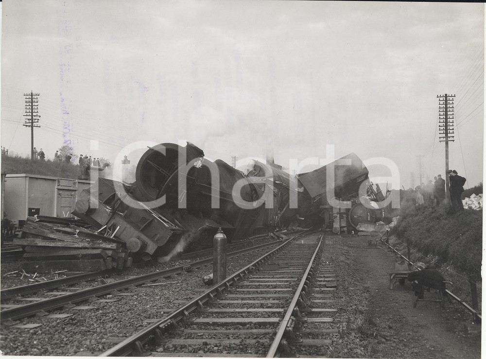 Fotografia d epoca originale 1958 HITCHIN Train Station Locomotives and smashed wagons on the scene of crash 1