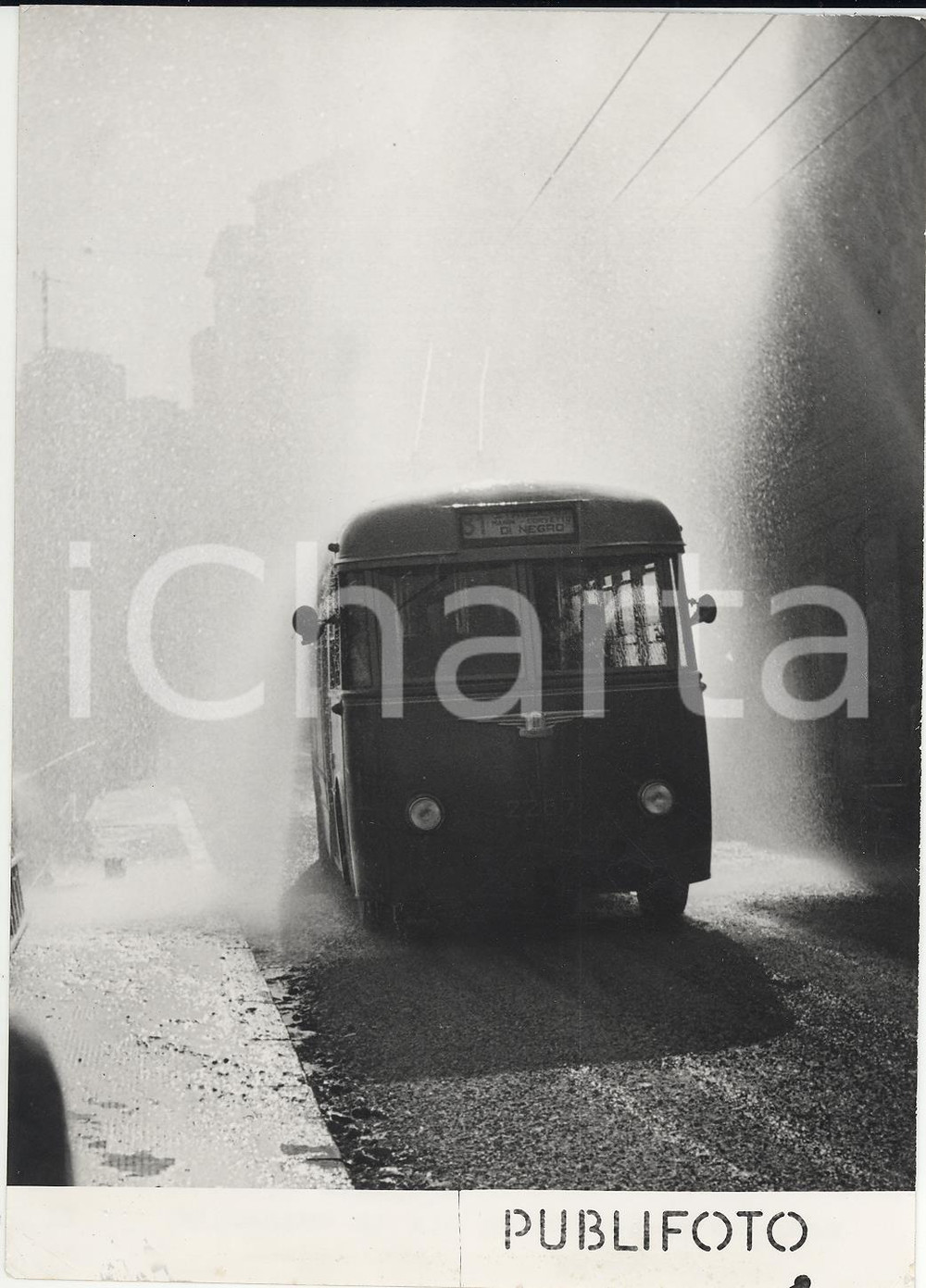 Fotografia d epoca originale 1955 ca GENOVA Autobus 81 in via Montaldo allagata da rottura rubinetto stradale 1