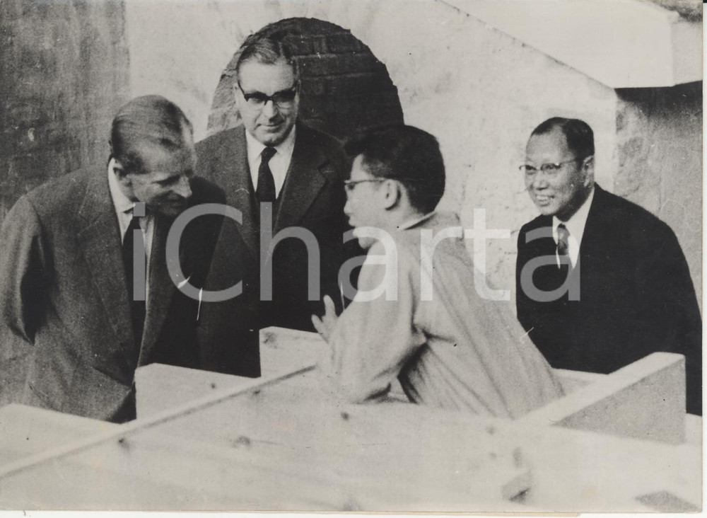 Fotografia d epoca originale 1959 HUNG HOM HONG KONG Duke of Edinburgh listening chinese boy student Photo 1