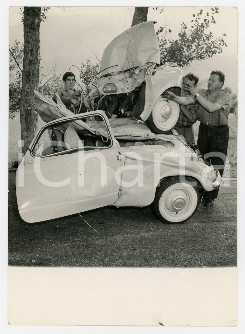 Fotografia d epoca originale 1956 TORINO FIAT 600 distrutta dopo impatto con RENAULT FREGATE Foto 13x18 cm 1