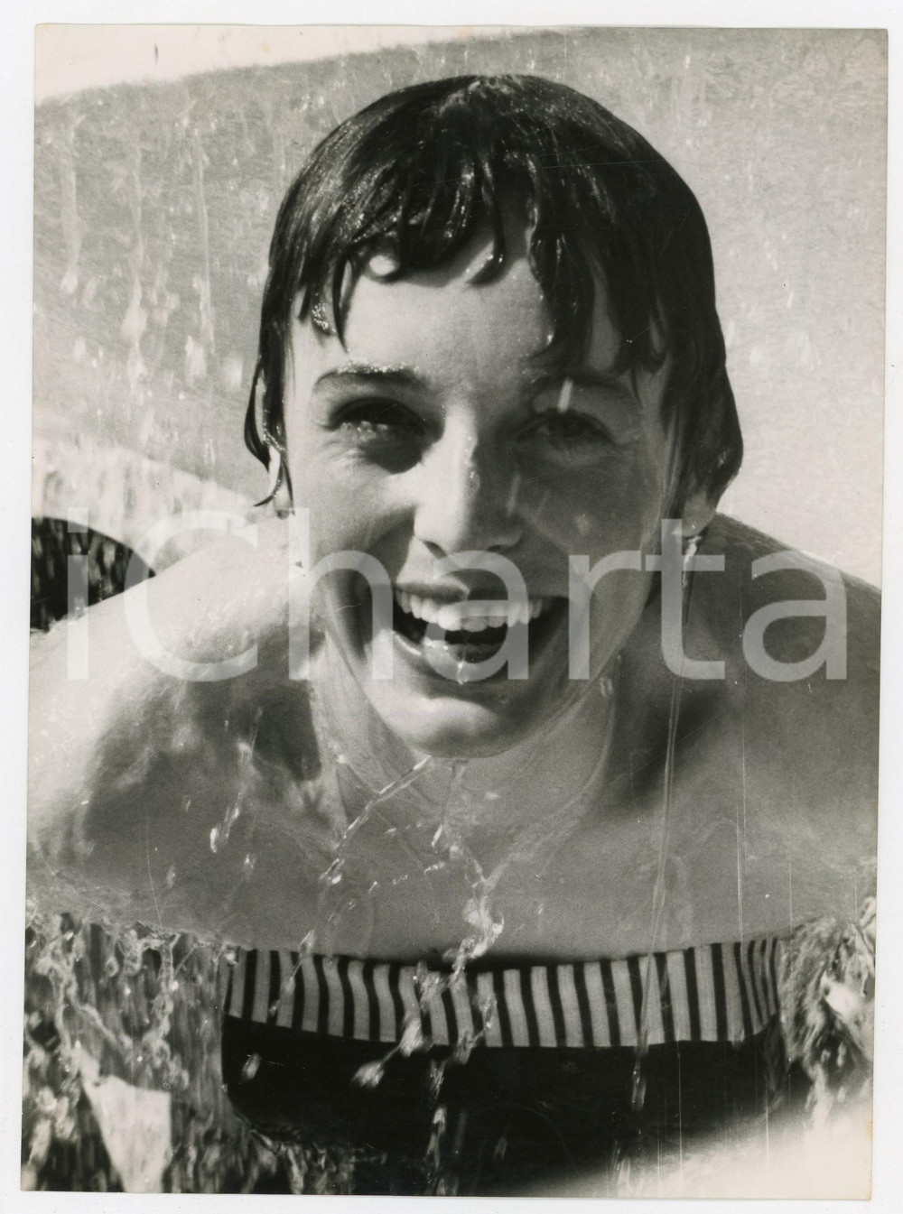 Fotografia d epoca originale 1958 WESTONSUPERMARE Jean OGBORNE taking a shower under fresh water fountain 1