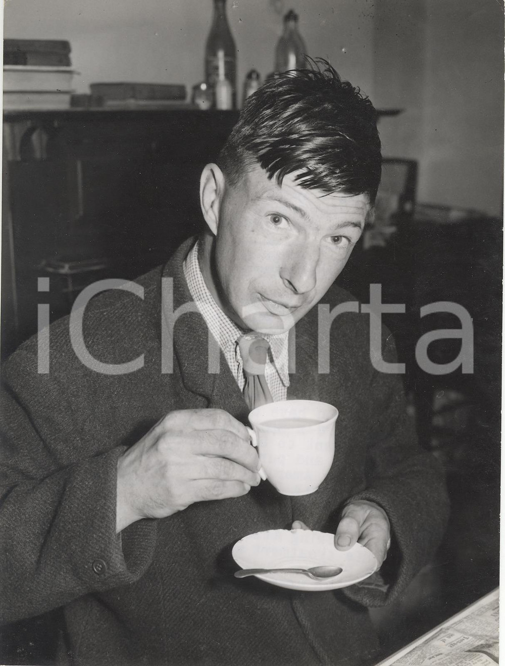 Fotografia d epoca originale 1958 IPSWICH RAF William STANLEY WHALES has breakfast after dropping Abomb 1