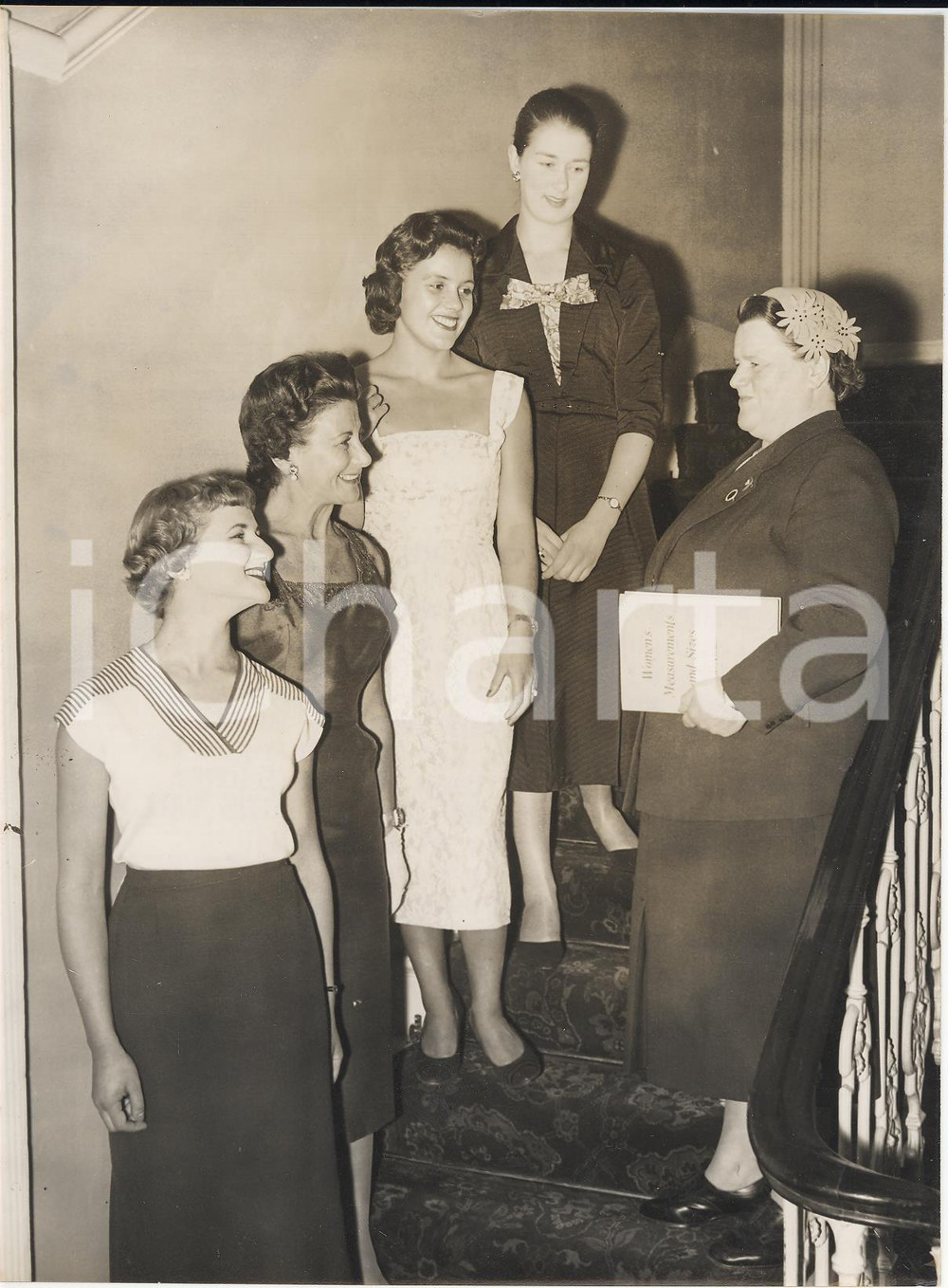 Fotografia d epoca originale 1957 LONDON Bessie BRADDOCK Exchange division s member approving women standars 1