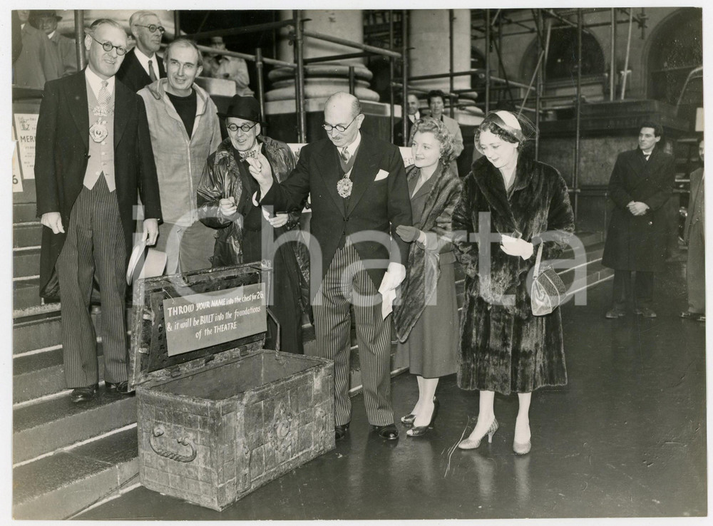 Fotografia d epoca originale 1956 LONDON Royal Exchange Sir George James CULLUM WELCH drops paper in a chest 1