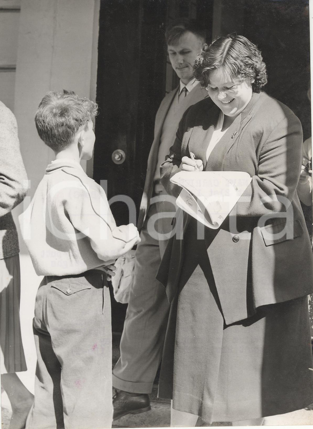 Fotografia d epoca originale 1957 LONDON Tamara TYSHKEVICH signing her autograph for Gerald BORMAN Photo 1