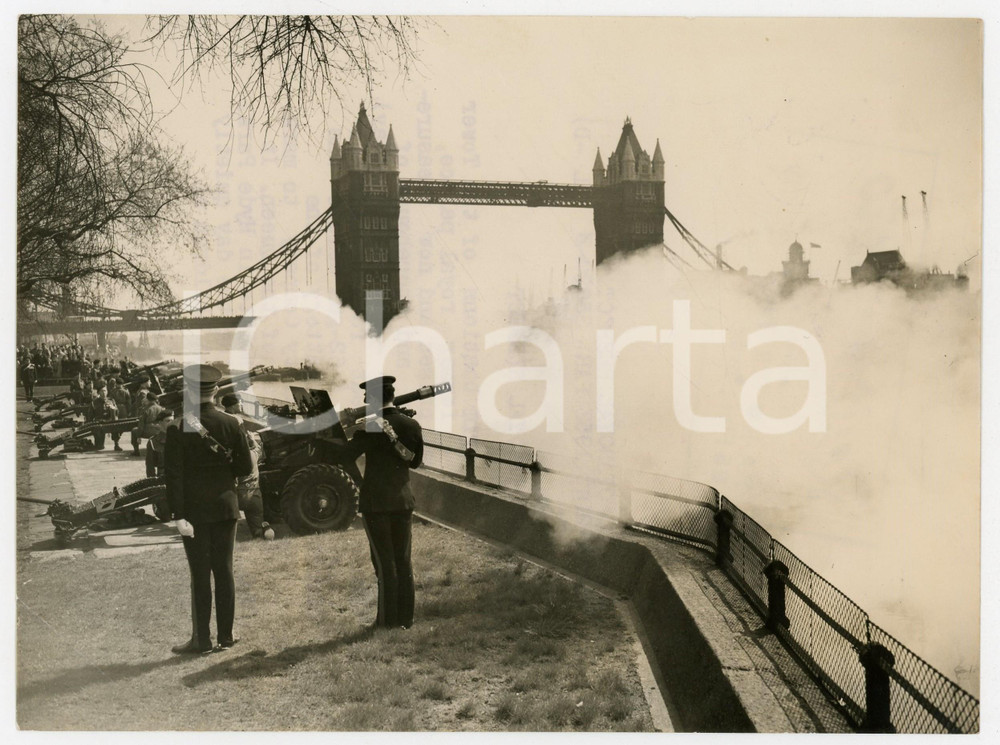 Fotografia d epoca originale 1953 LONDON Honourable Artillery Company 62gun salute for 27th Queen birthday 1