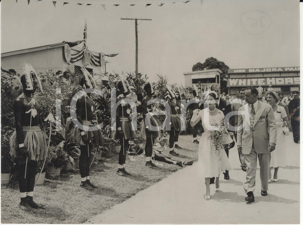 Fotografia d epoca originale 1954 CAIRNS Queen ELIZABETH inspecting Torres Strait Islanders Guard of Honour 1