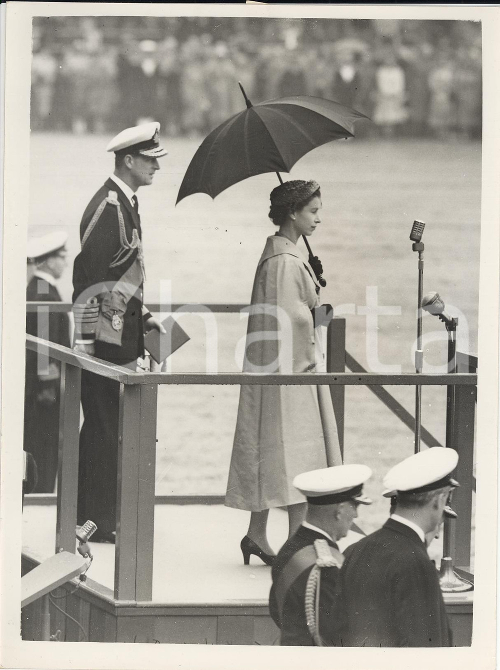 Fotografia d epoca originale 1954 LONDON Queen ELIZABETH and Duke of Edinburgh at Horse Guards Parade Photo 1