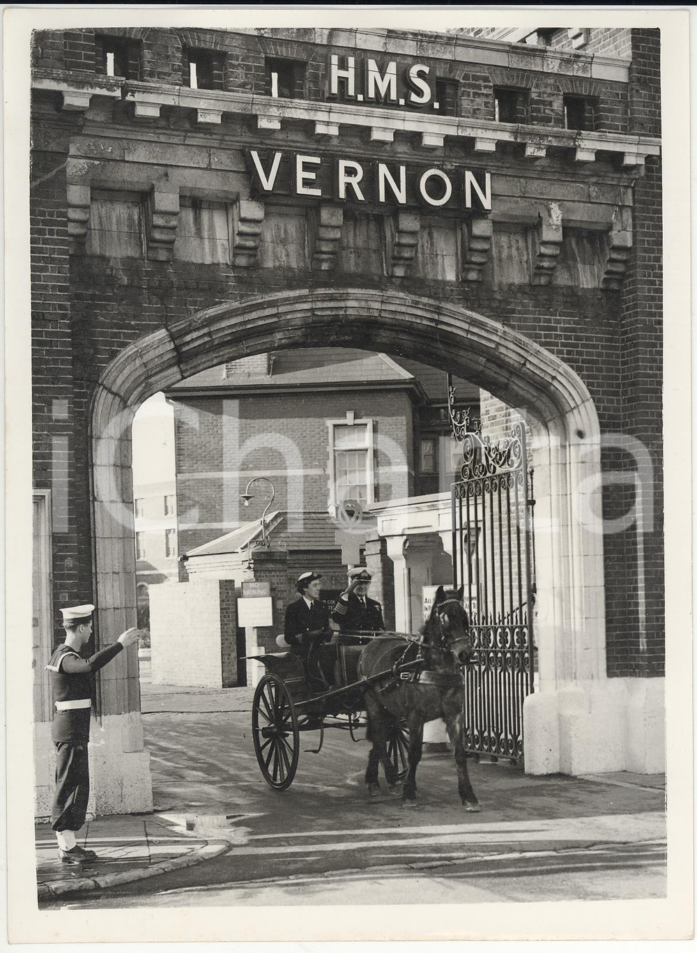 Fotografia d epoca originale 1957 PORTSMOUNTH Roddy CASEMENT leaving H.M.S VERNON s gate on buggy Photo 1