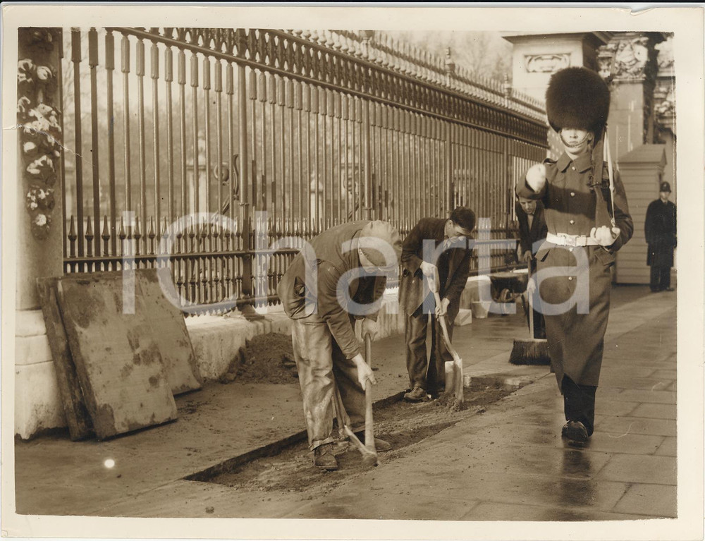 Fotografia d epoca originale 1957 LONDON Workers putting down Buckingham Palace s new pavement Photo 20x15 1